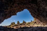 Blick aus der Höhle in den Krater