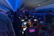 Im Flugzeug sind alle froh, dass sie erstmal heim kommen.